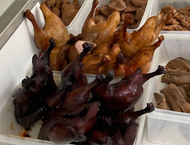 华人美食遭查，猪脸卤鸭烤鱿鱼藏隐患